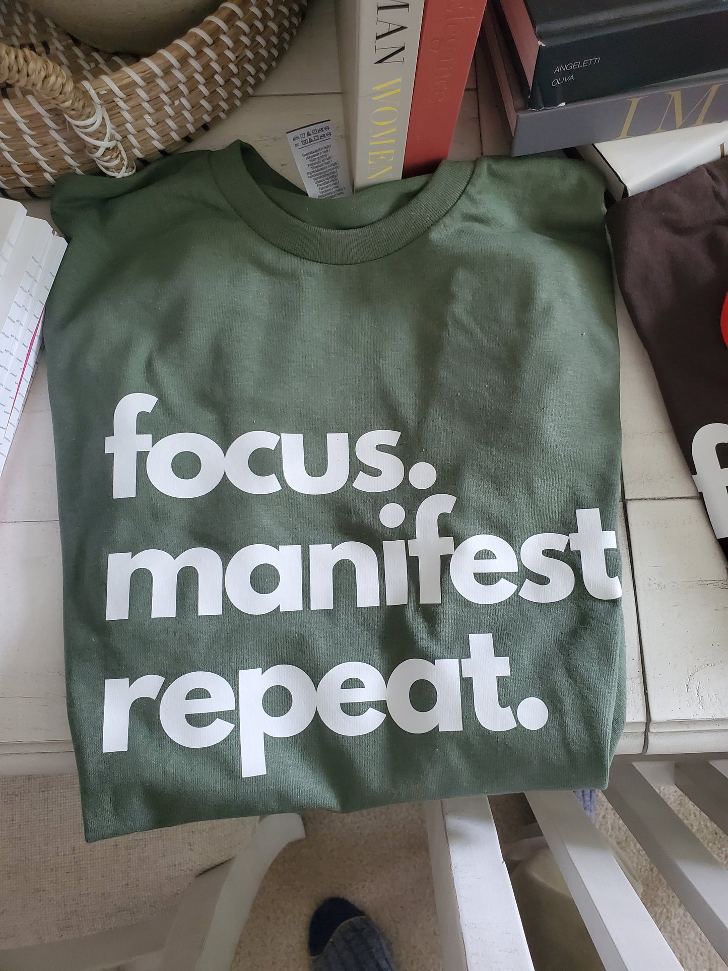 T shirt military green focus manifest repeat